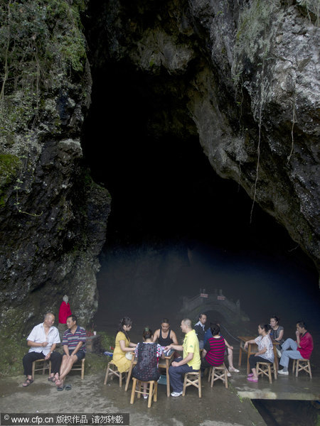 Summer heat drives mahjong players into cave