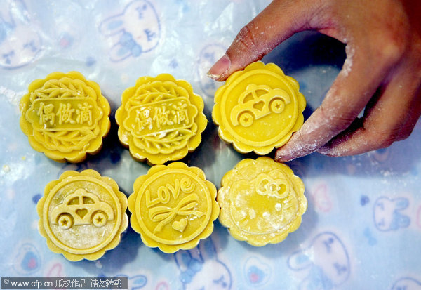 Self-made moon cakes popular for Festival