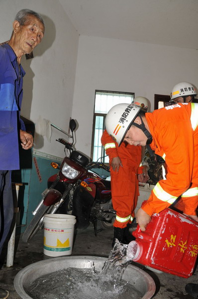 Firefighters deliver water in Guizhou drought