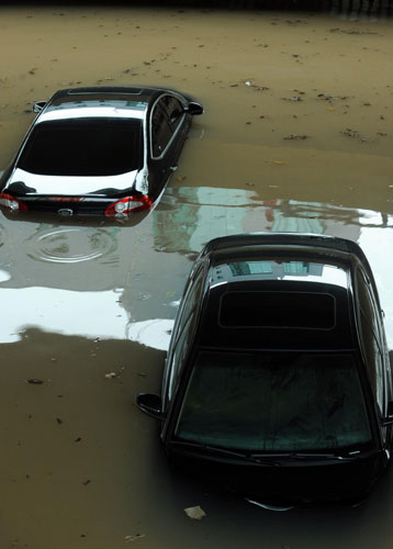 Flood peak sweeps SW China