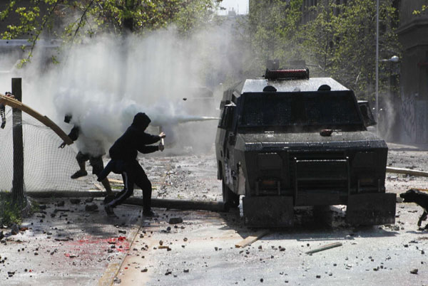 Chile: Students riot demanding education reform