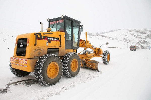 Heavy snow hits Xinjiang