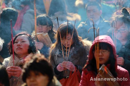 Incense and prayers for Lantern Festival