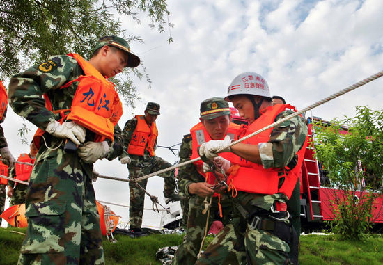 Flood-fighting exercise in Jiangxi