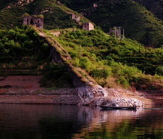 'Underwater Great Wall' emerges from reservoir