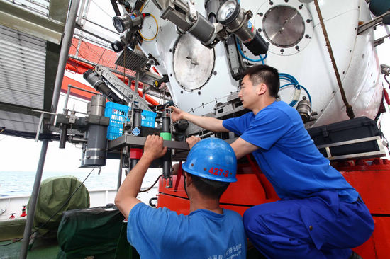 Jiaolong prepares for 7000-meter dive