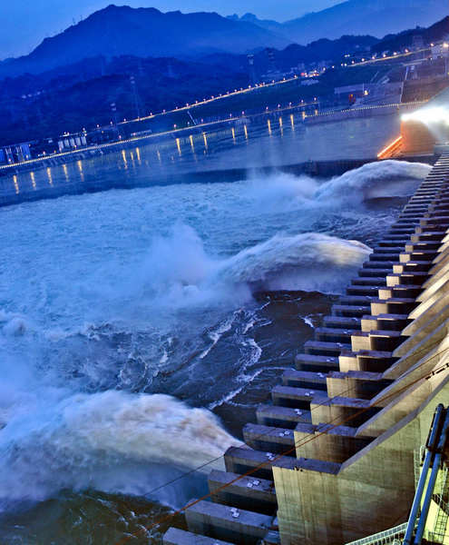 Three Gorges Dam braces for flood peak