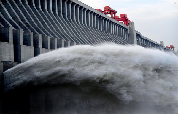 Three Gorges Dam braces for flood peak