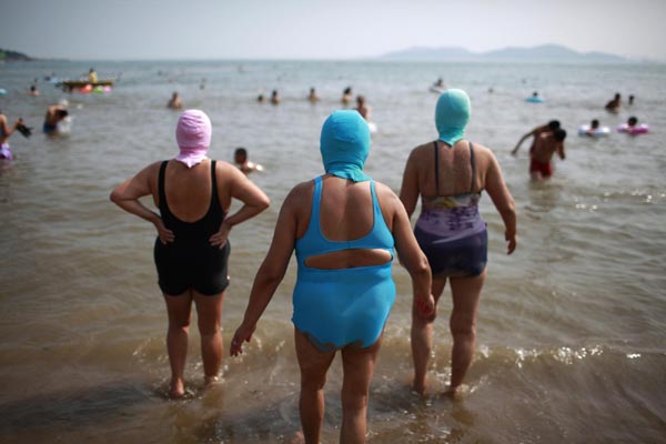 Enjoy the beach with a nylon mask