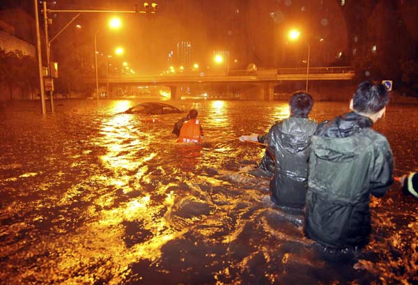 Heavy rain lashes Beijing