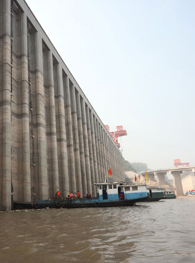 Soldiers help clear up Three Gorges Dam