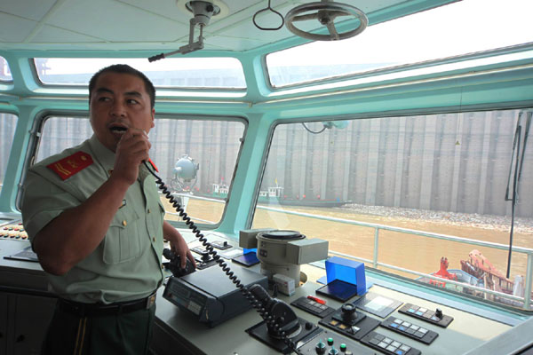 Soldiers help clear up Three Gorges Dam