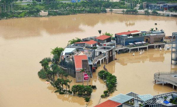 Torrential rains sweep S China city