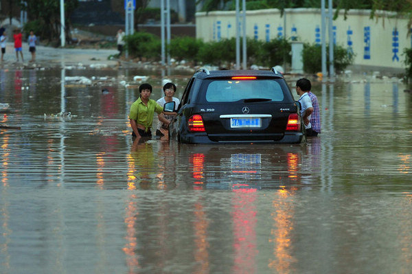 Torrential rains sweep S China city