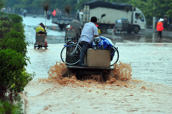 Torrential rains sweep S China city