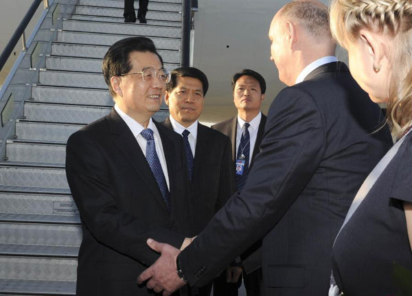 President Hu arrives for APEC forum in Vladivostok