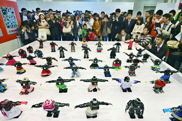 Dancing robots open China Intelligent Expo