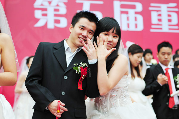 Migrant workers hold group wedding in Chongqing