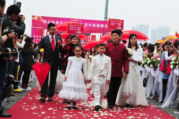 Migrant workers hold group wedding in Chongqing