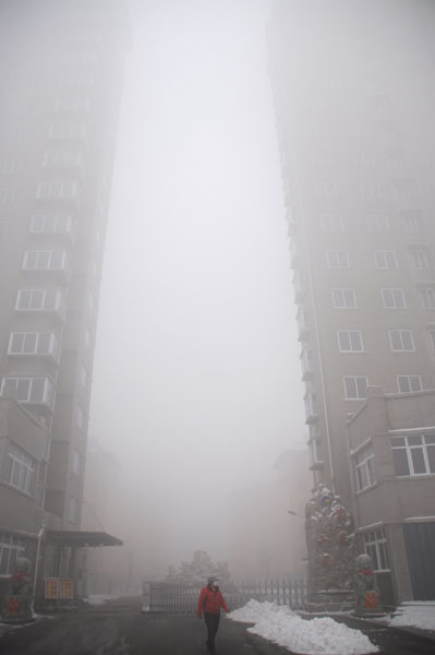 Blue alert as smog blankets China