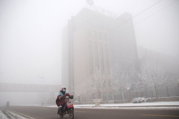 Blue alert as smog blankets China