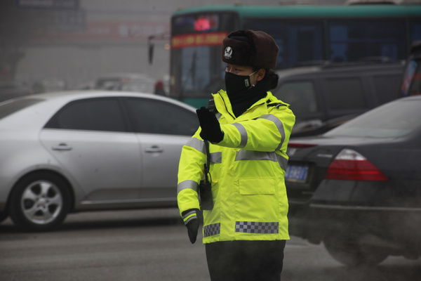 Traffic police don masks to arrest China's smog