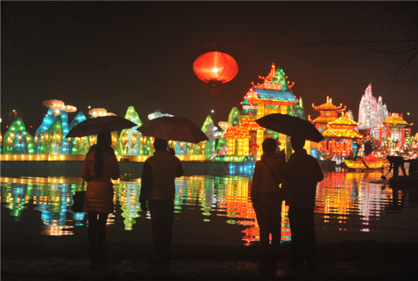 Lanterns decorated in E China to greet Spring Festival