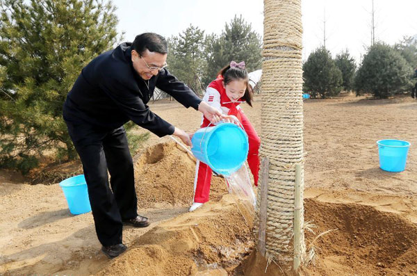 Xi plants trees, promotes 'beautiful China'