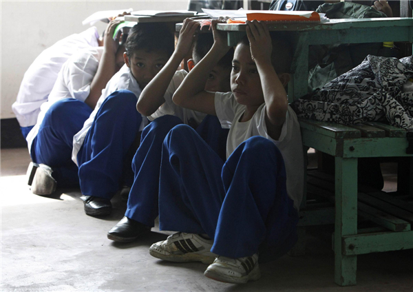 Philippine students take part in earthquake drill