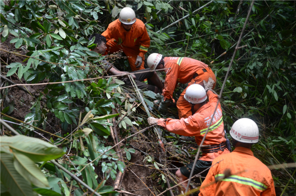 Rescue efforts after fatal bus crash in SW China