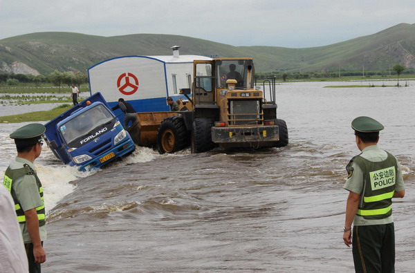 Tourists trapped by floods rescued in NW China