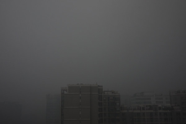 Thunder storm hits Beijing, darkening the sky