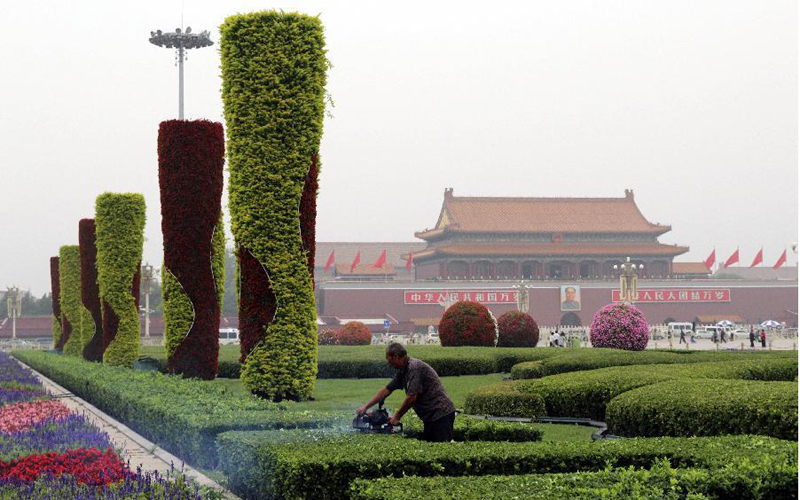 Tian'anmen Square trims holiday flowers for frugality