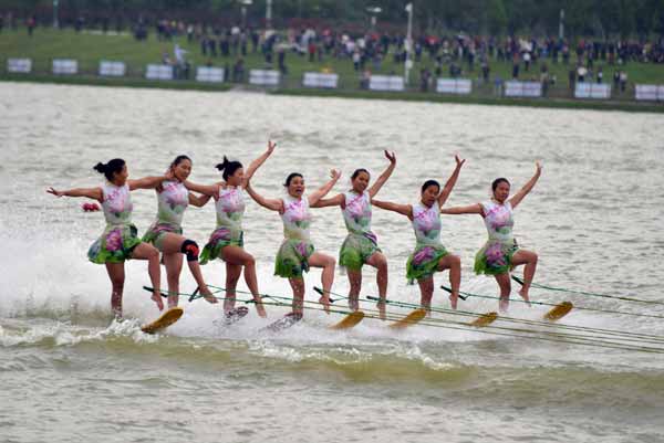 Stunt spectacle kicks off rowing championships