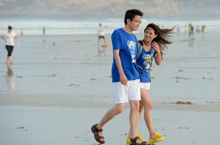 Enjoy bathing beach in E China's Pingtan Island