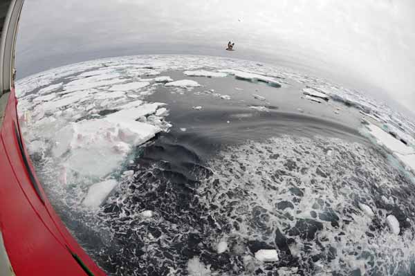 Icebreaker <EM>Xuelong </EM>encounters iceberg