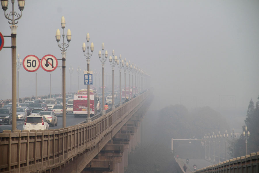 Heavy smog hits East China