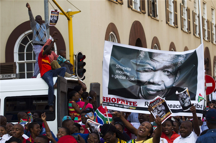 Mourners pay last respects to Mandela