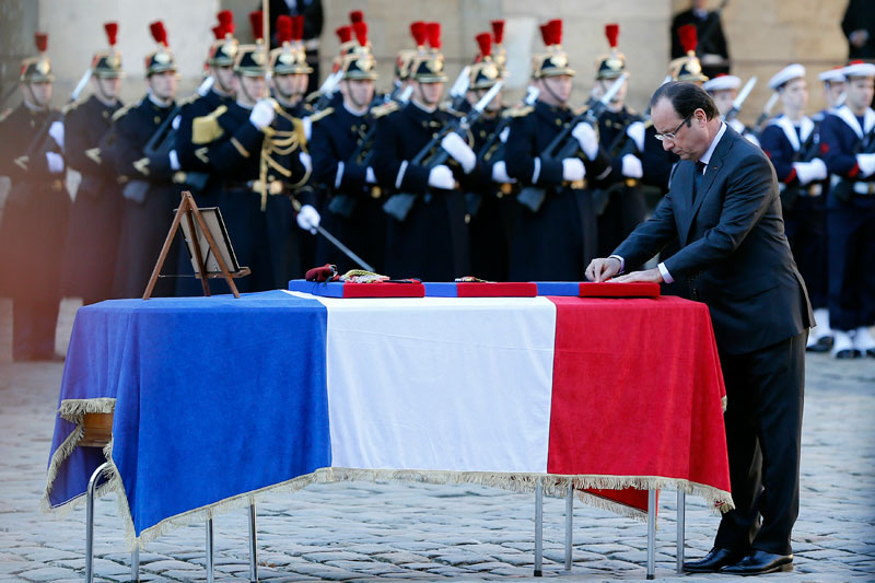 Hollande pays tribute to soldiers killed in CAR