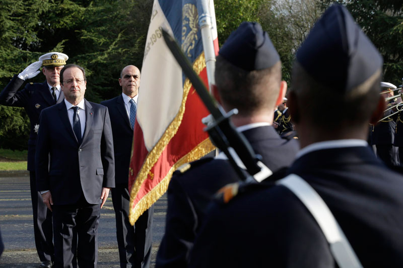 Hollande presents New Year wishes to the French Army