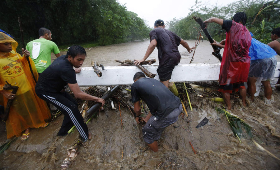 'Agaton' hits Philippines