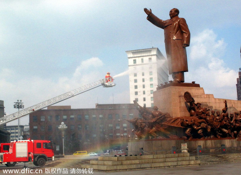 Chairman Mao's statue cleaned in NE China