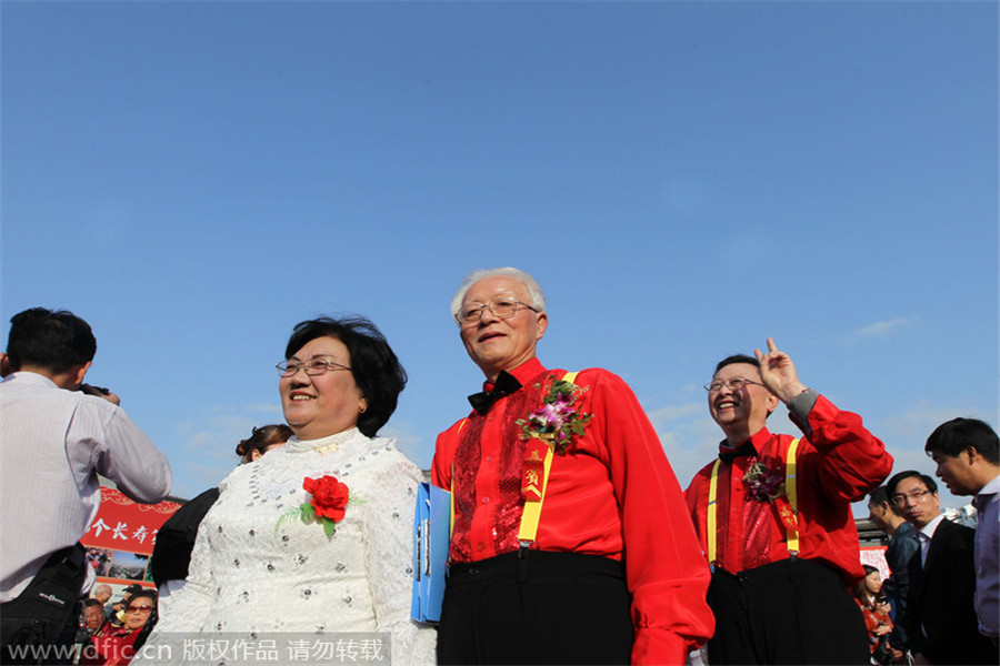 Couples mark golden wedding anniversary in Jiangsu