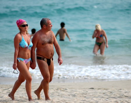 Holidaymakers enjoy sunshine in Sanya