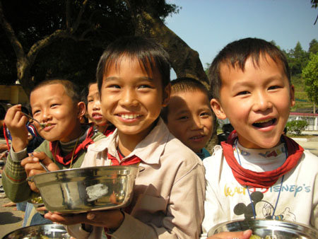 Schoolkids tuck in to free lunches in Guangxi