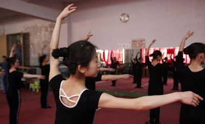 Slide: Resistance workout competition in Lima prison