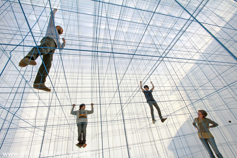 Jungle gym cube helps men climb and explore