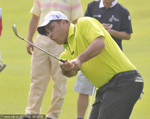 Celebrities tee off in South China golf tournament