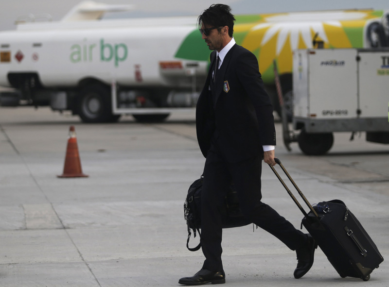 Suits suit more than shirts: soccer stars arrive in Brazil