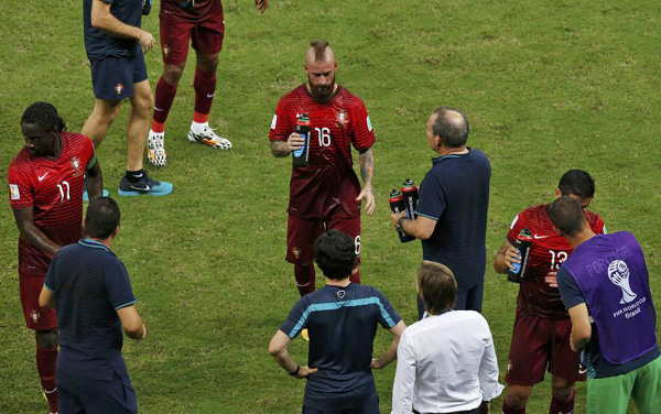 Referee in USA-Portugal grants first ever World Cup water break